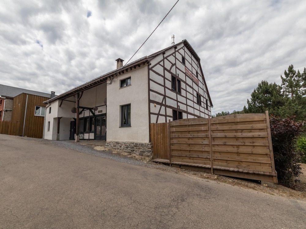 Farmhouse by Lake Coo With Jacuzzi