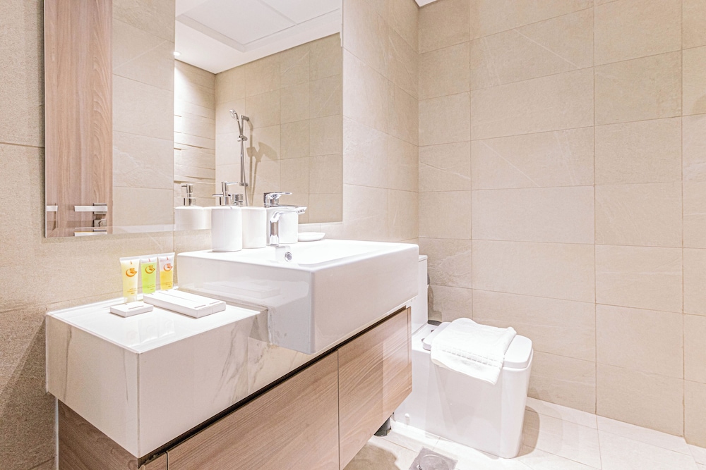 Luxurious 1BR Living in Azizi Riviera 39