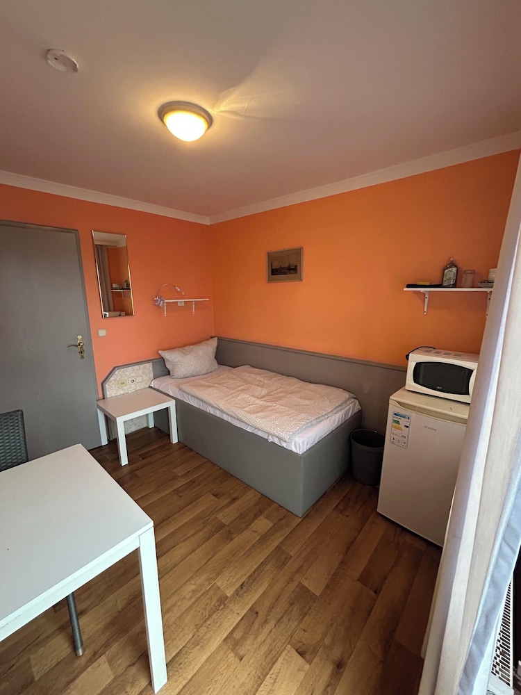2-Rent Group Hostel Rooms AUB162