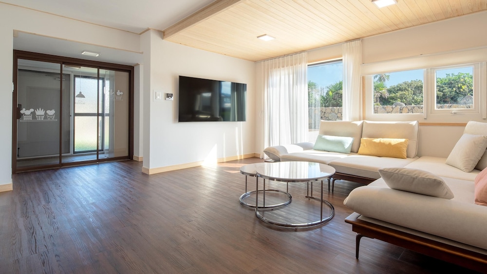 Jeju Staysosoheon Dokchae Pension view 3