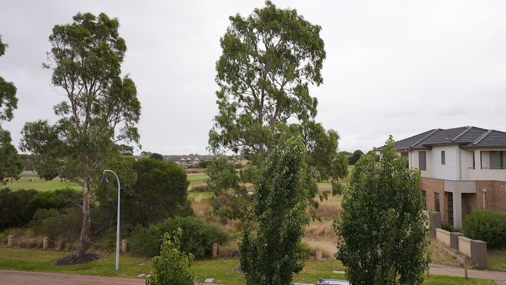 golf pool 2B House in point cook VIC