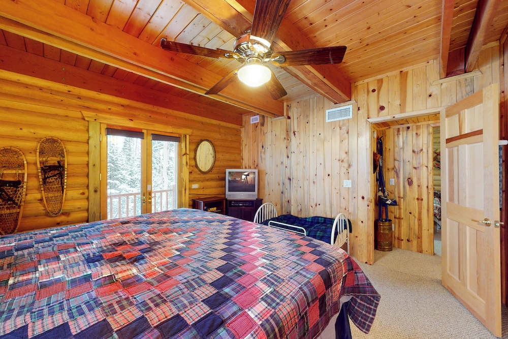 Quiet 2BR Fireplace Balcony W & D