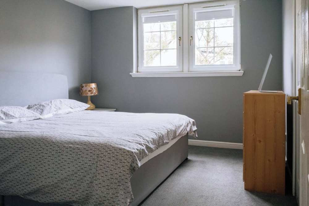 Snug & Serene 2BD Flat - Roseburn view 3