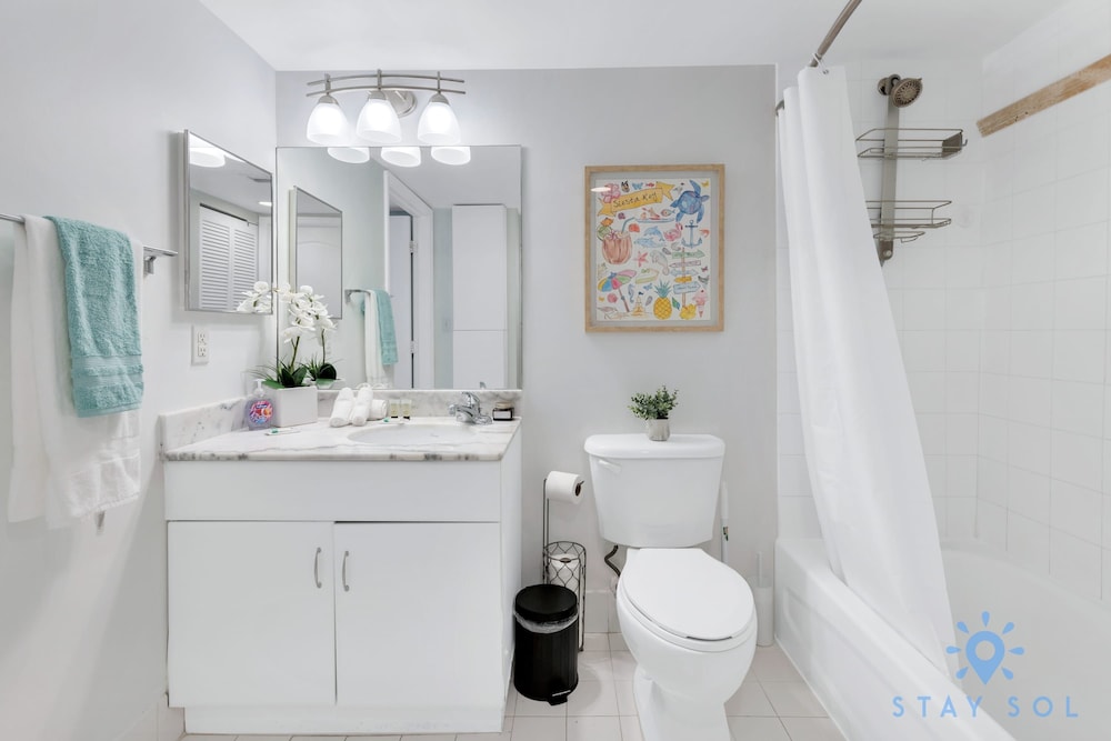 Modern 1-br Condo in Upscale Brickell Locale