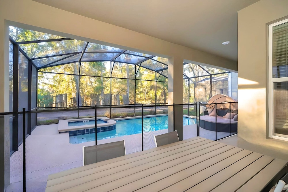 Sleeps 17 - Luxury 6bdhome With Pool Storey Lake
