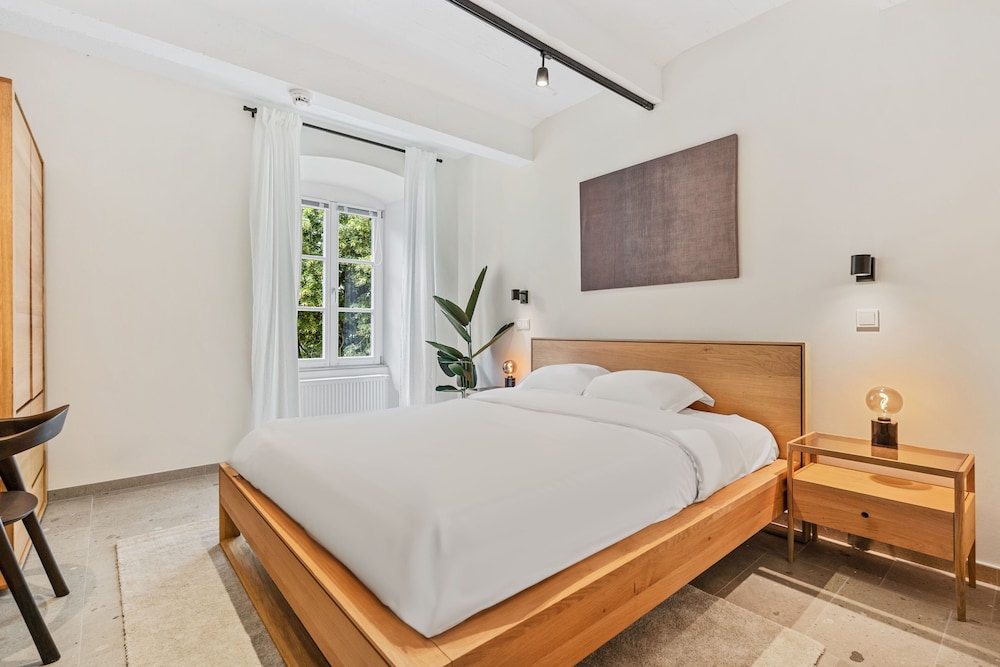 Clausen Hideaway Modern Apartment ID211 view 2