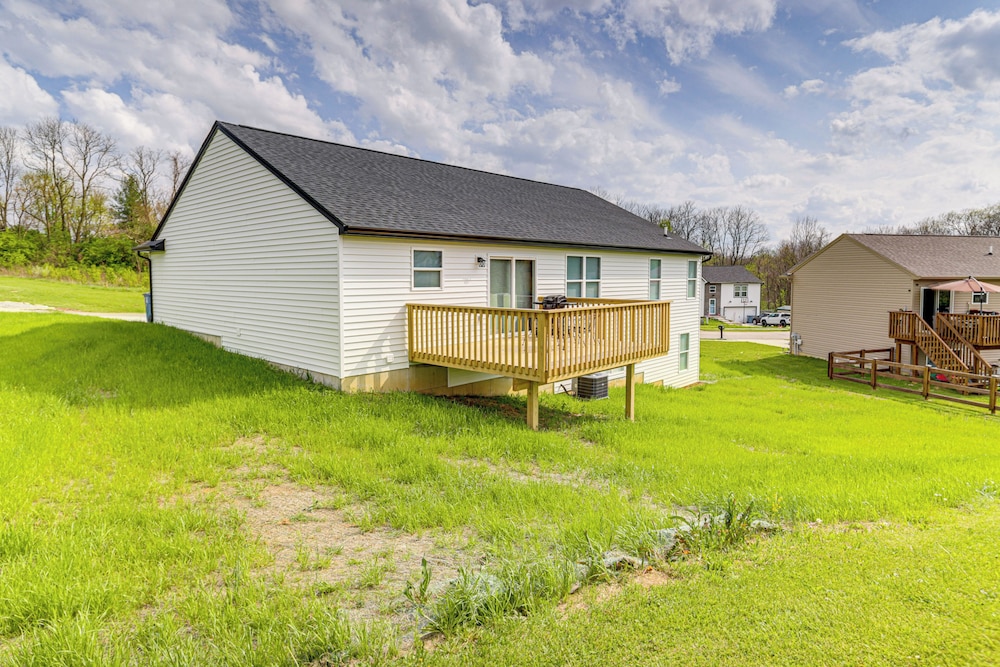 Deck & Outdoor Dining: Family Getaway in Dry Ridge