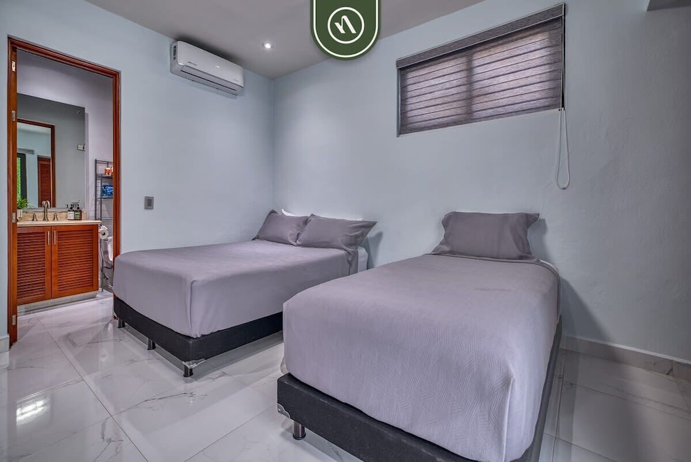 Modern 2BR Condo in Old Town - Private Terrace