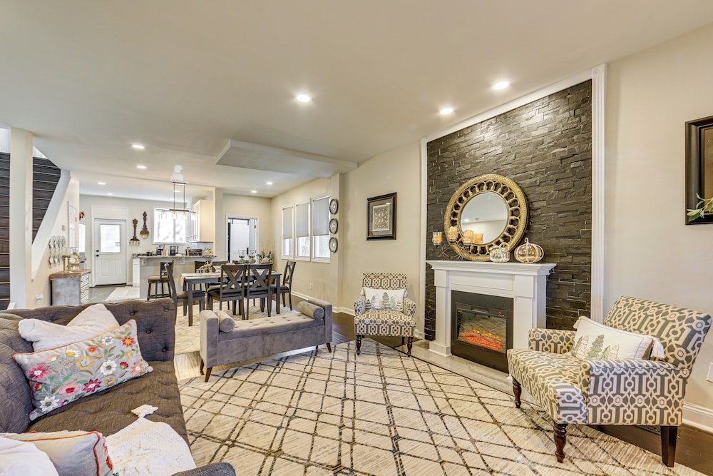 6 Mi to Downtown - Spacious Home in Pittsburgh!