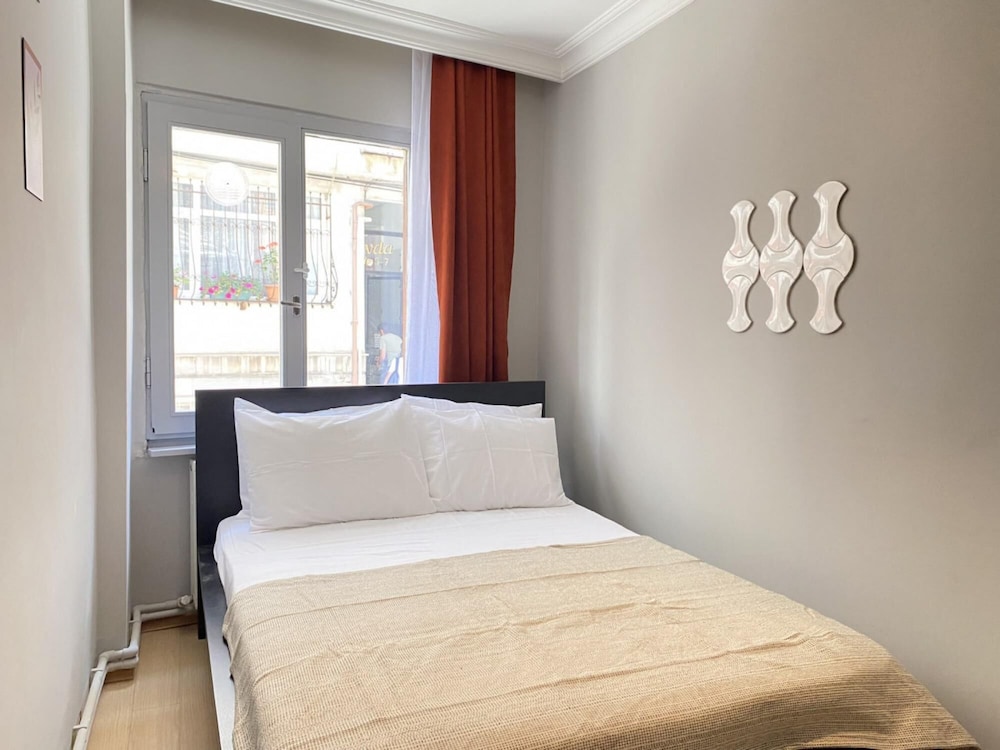 Charming Flat With Balcony in Sinanpasa Besiktas