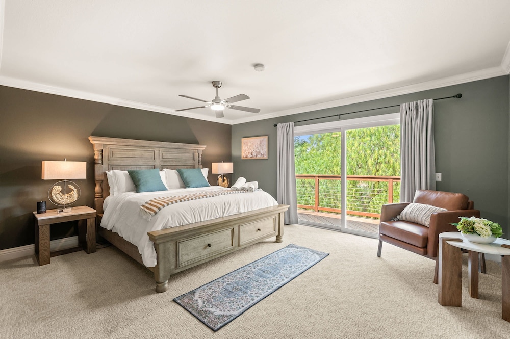 Mountain View Family Retreat w Game Room Scenic Decks