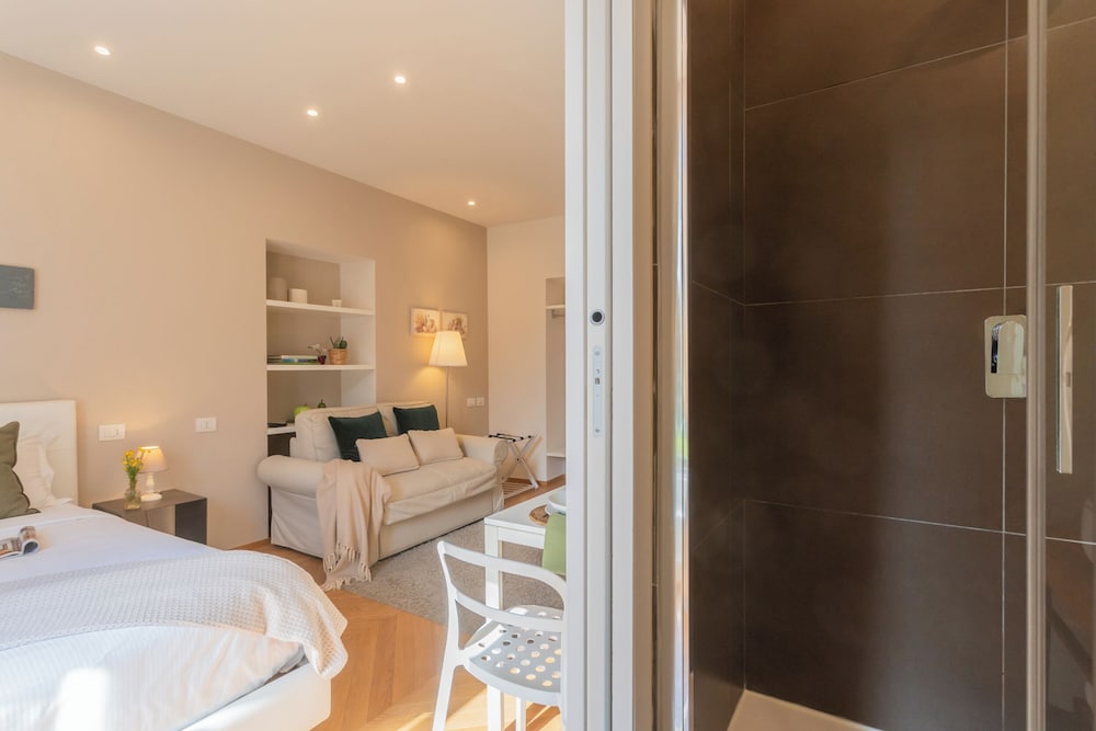 MT Studio by Rent All Como by Rent all Como
