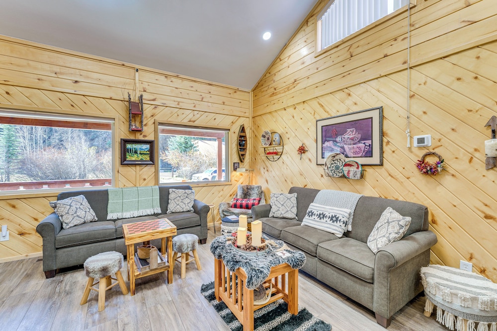 < 1 Mi to Skiing: Family-friendly Red River Haven