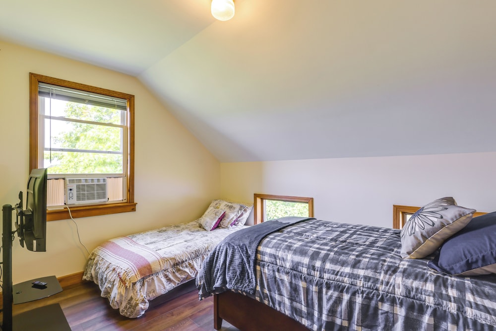 4 Mi to Dtwn Granville: Family Home w/ Deck!