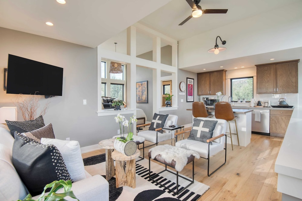 Brasada Ranch Retreat w/ Hot Tub + Views Resort Access w/ Pools, Horseback Riding, Sports, and More Hat Rock Loop by Avantstay