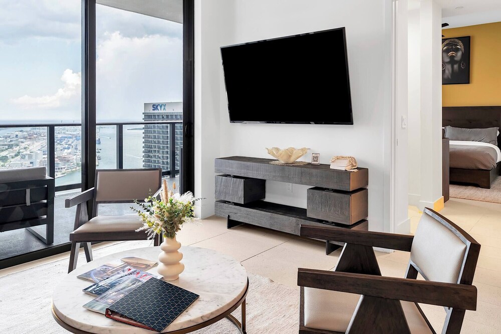 3BR Penthouse Direct, Stunning Water Views