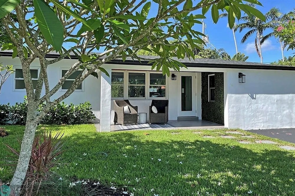 Chic 3BR 2BA Getaway With Private Pool Oasis