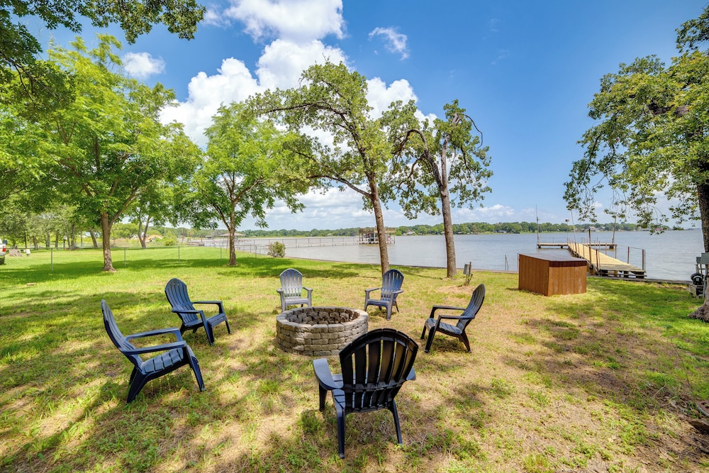 Waterfront Cedar Creek Lake Gem: Near Marina!