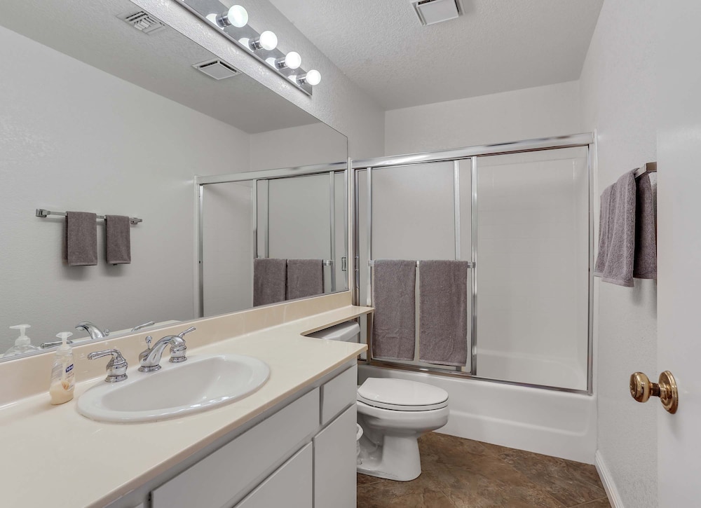 Stylish Condo With Panoramic View Community Pool