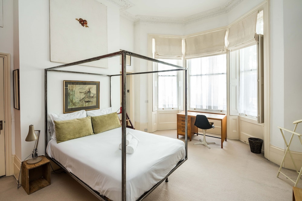 Sleek Simple & Peaceful 1Bd Flat Kensington