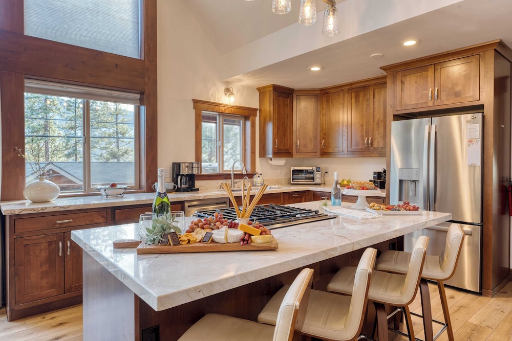 Denton by Avantstay Hot Tub, Deck w/ Fire Pit Near Skiing & Lake!