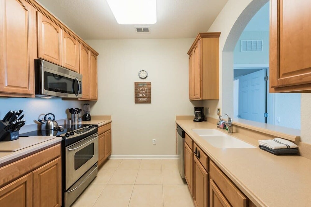 Beautiful Modern Condo in Prime Location