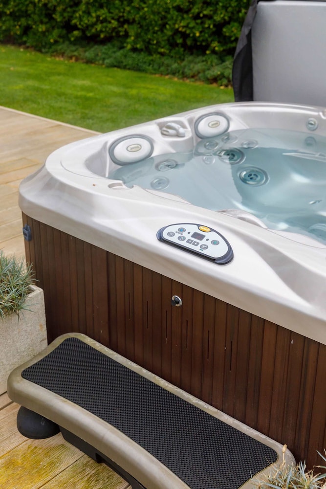 Beach House for 8 With hot tub Garden