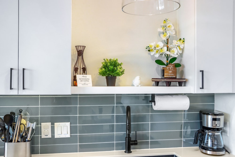 Chic Condo Minutes to Downtown, Gruene, & More