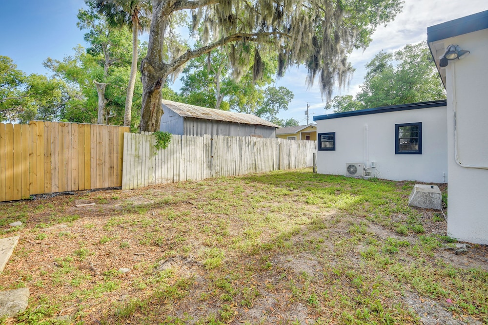 Stroll to Shore: Retreat w/ Yard in Daytona Beach