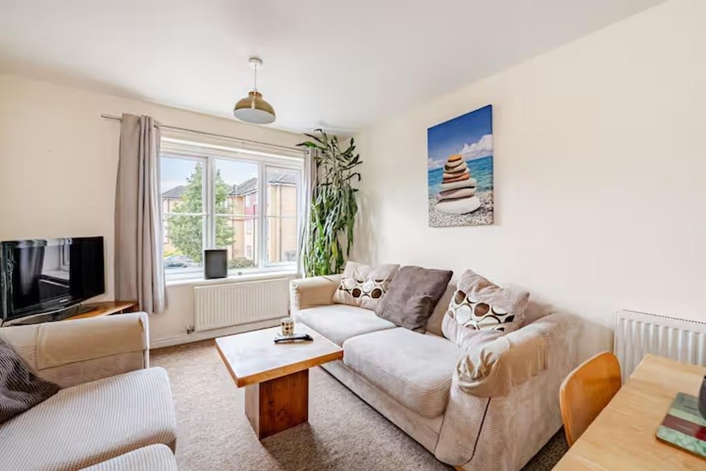 2 Bed Flat - Sleeps 4 - Pets - Parking - Garden