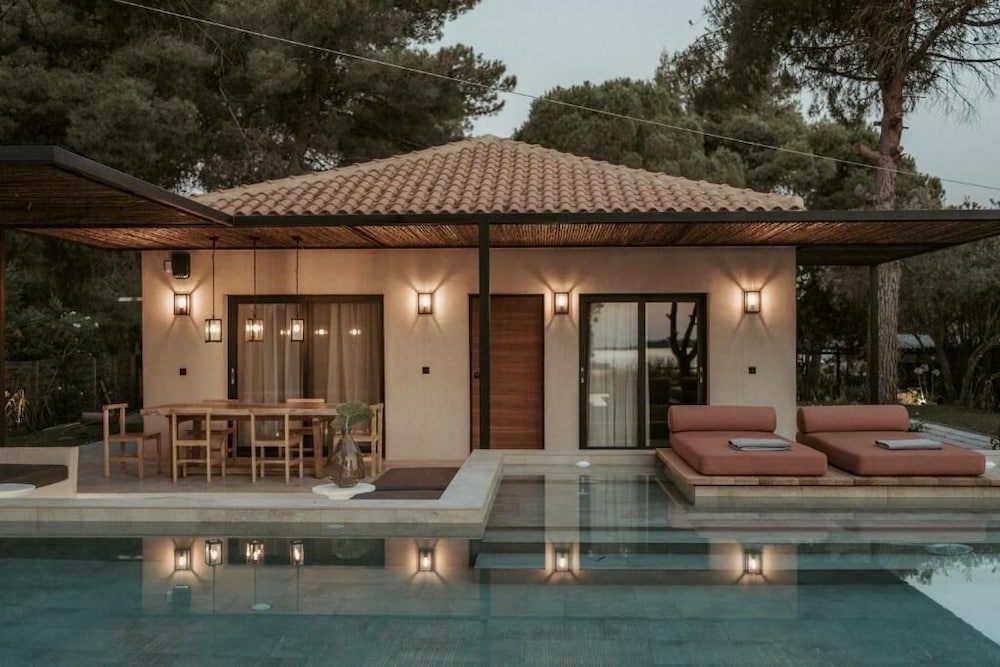 Pure Beachfront Villa with pool