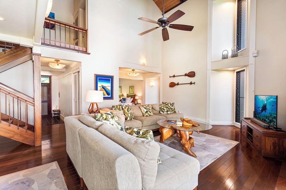 Beautiful Oceanfront - Air-conditioned - Sleeps 6 - Walk to Beach - Vrkcv