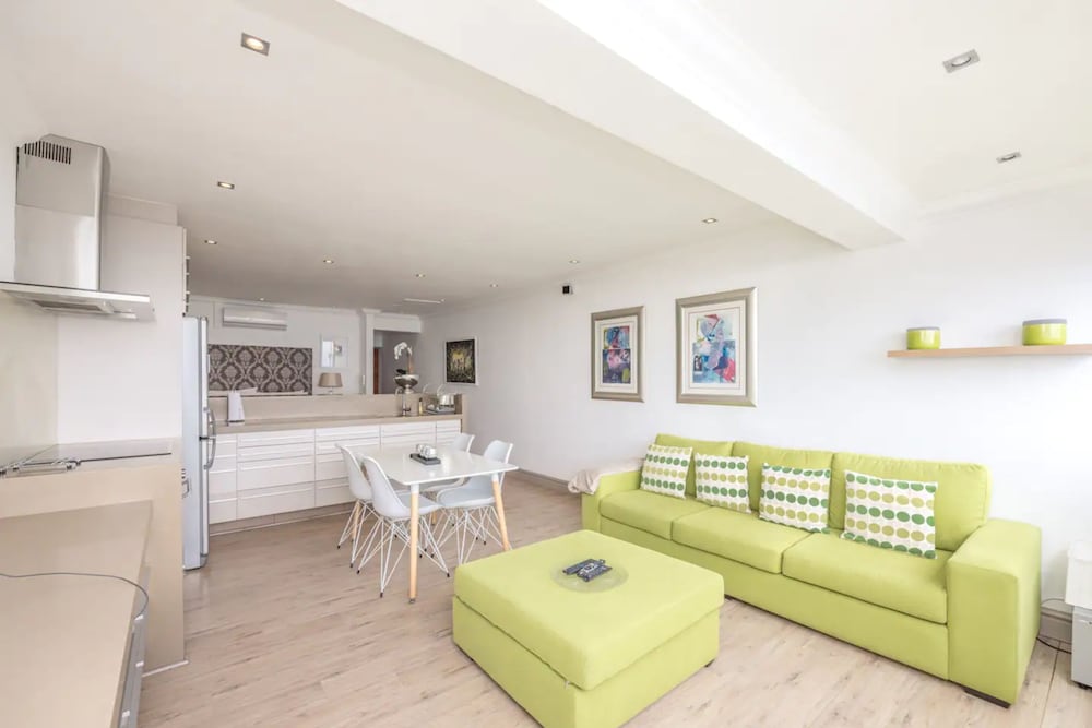 Spacious Studio Apartment With Full Ocean View at Mouille Point view 3