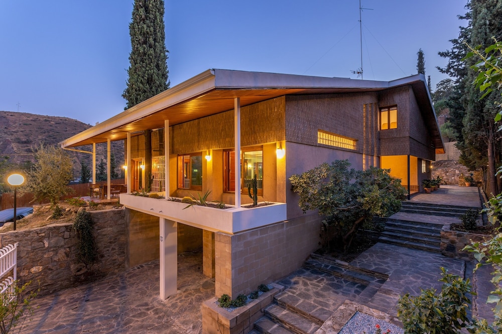 6 Bd Villa With Swimming Pool Close to City Center - Casa del Cadí view 3