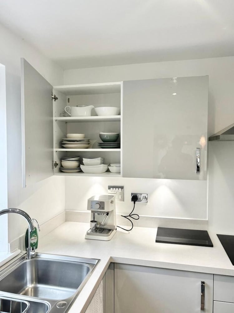 High END Spacious 4 Bed House - Free Parking