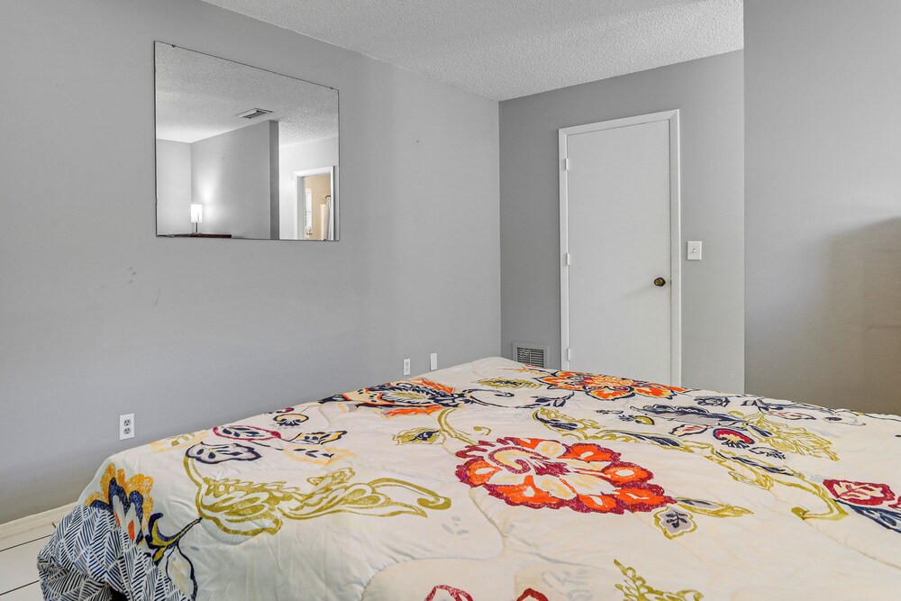7 Mi to Beach: Cozy Home w/ Yard in Englewood!
