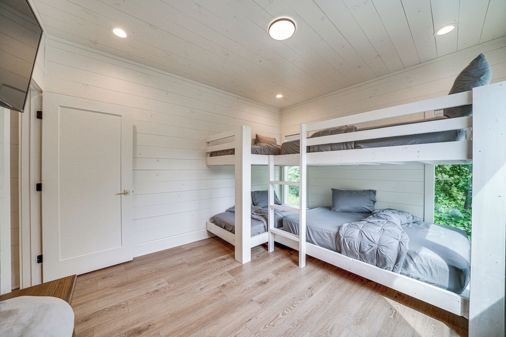 Luxe Broken Bow Cabin w/ Fire Pit & Hot Tub! view 4
