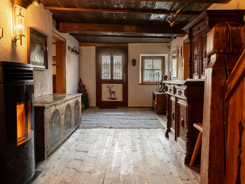 Historic Farmhouse: 200 Years old Meets new