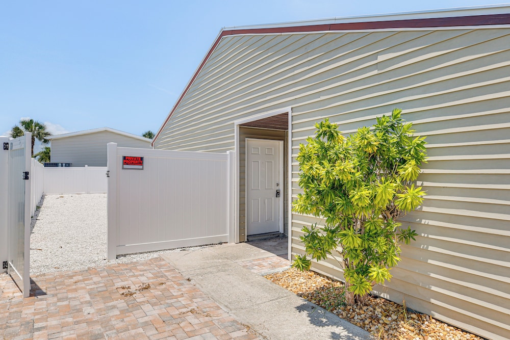 3 Mi to Fort Myers Beach: Unit w/ Furnished Patio!
