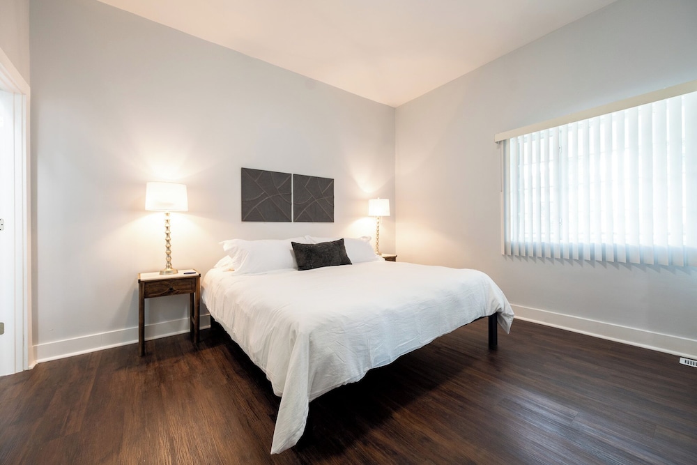 Spacious 5-Bedroom Blue Bungalow