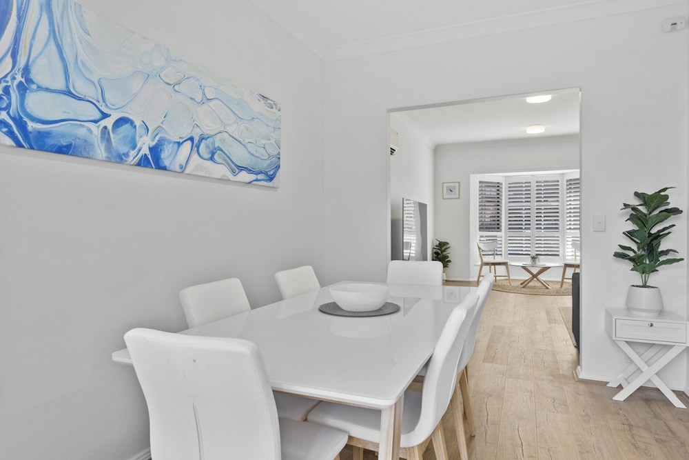 Beachside 3-bed Retreat With BBQ & Garage