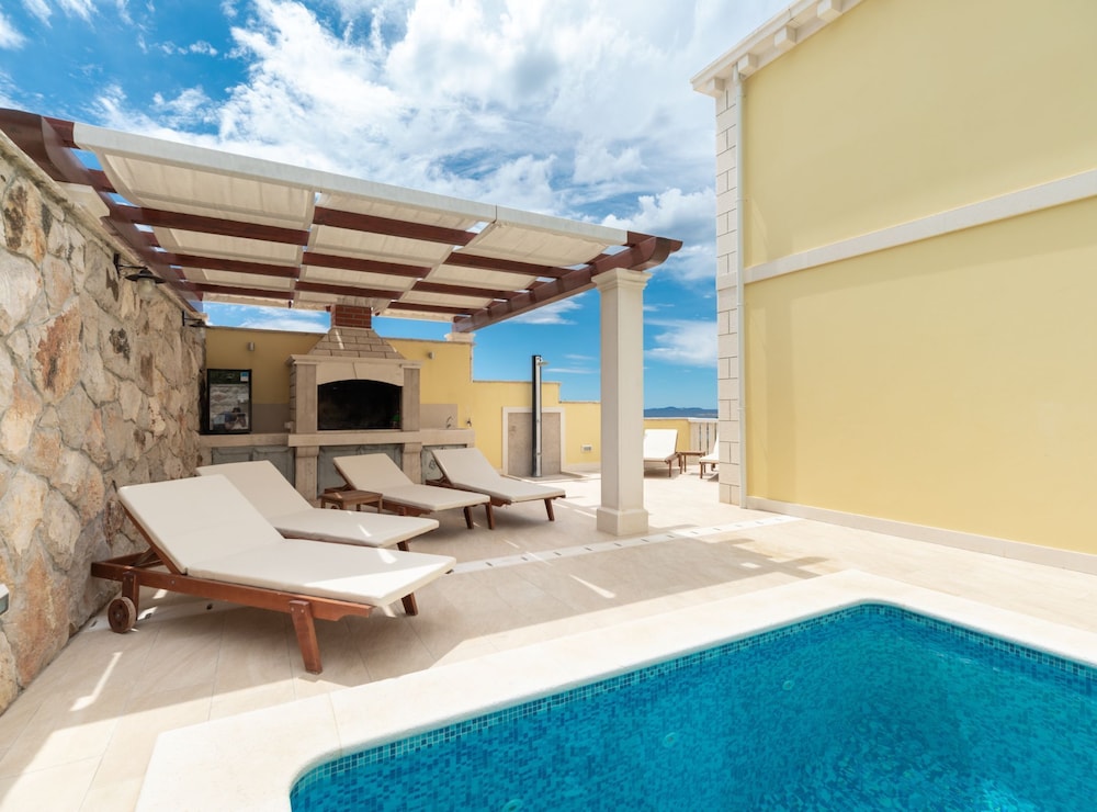 Modern Villa Near the Sea