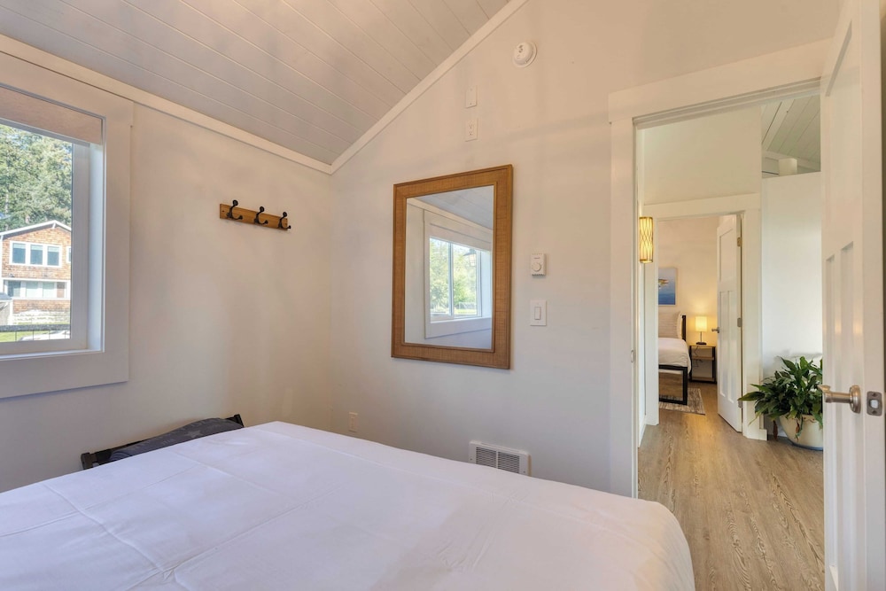 Cozy Whidbey Island Stay Steps on the Beach Fireplace, Bbq, Near Trails