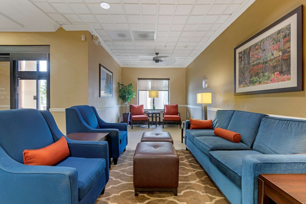 Ridgeland Vacations - Comfort Suites Savannah North I-95 - Property Image 2