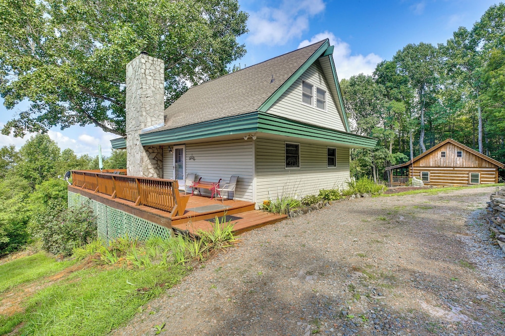 Deck, Fire Pit, Games: Family Escape Near Boone