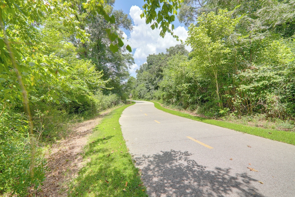 1 Mi to Dtwn & Uga: Condo w/ Pool in Athens!