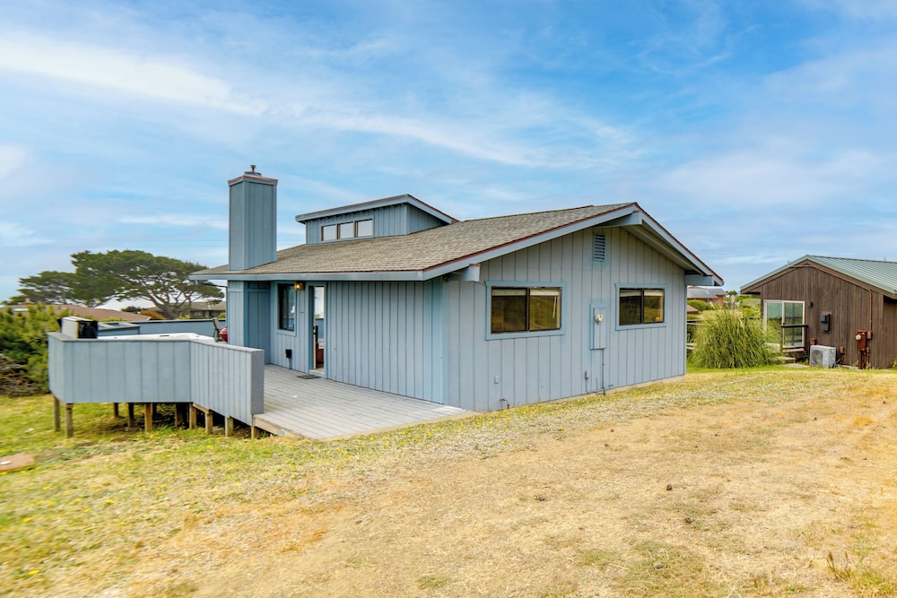 Beach Access & Hot Tub: Coastal Gem in Manchester