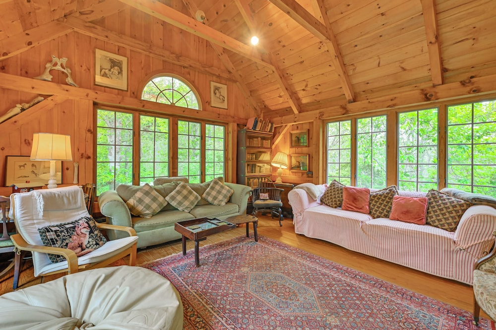 20-acre Hamptons Nature Escape w/ Hot Tub & Pool