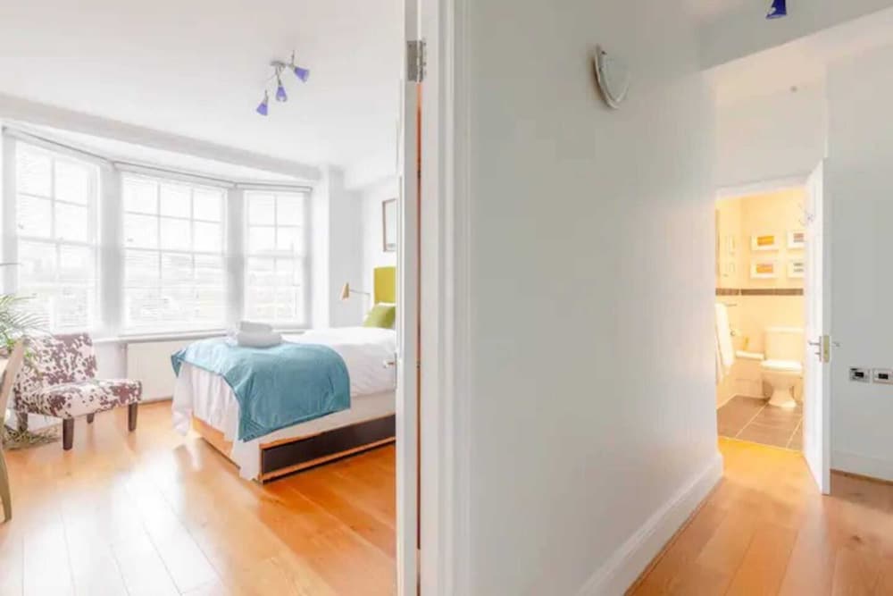 Central and Spacious 2 Bedroom Flat in Kensington