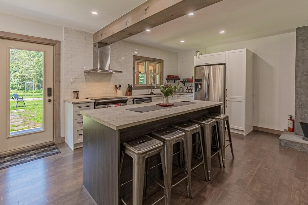 The Corzo - Modern Farmhouse With hot tub